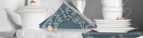 Dokonale prestretý stôl s krásnymi taniermi, naleštenými príbormi a pohármi si zaslúži ešte jednu drobnosť.